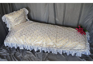 На фото - Стеганный комплект в гроб (покрывало и подушка) от ритуальной службы ГорСпецРитуал в Орле