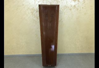 На фото - Деревянный гроб, модель №3 от ритуальной службы ГорСпецРитуал в Орле