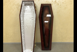 На фото - Деревянный гроб, модель №5 от ритуальной службы ГорСпецРитуал в Орле