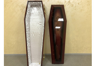На фото - Деревянный гроб, модель №5 от ритуальной службы ГорСпецРитуал в Орле