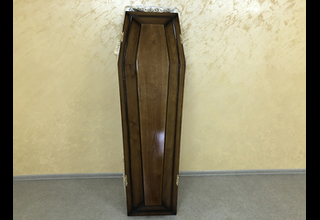 На фото - Деревянный гроб, модель №8 от ритуальной службы ГорСпецРитуал в Орле