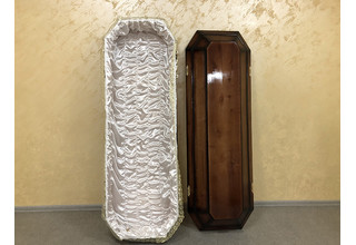 На фото - Деревянный гроб, модель №9 от ритуальной службы ГорСпецРитуал в Орле