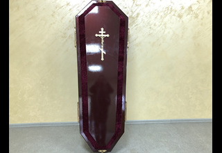 На фото - Деревянный гроб, модель №10 от ритуальной службы ГорСпецРитуал в Орле