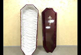 На фото - Деревянный гроб, модель №10 от ритуальной службы ГорСпецРитуал в Орле