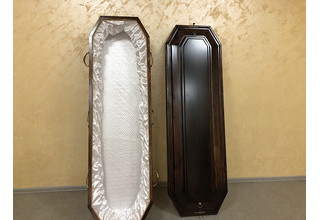 На фото - Деревянный гроб, модель №14 от ритуальной службы ГорСпецРитуал в Орле