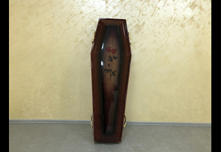 На фото - Деревянный гроб, модель №17 от ритуальной службы ГорСпецРитуал в Орле