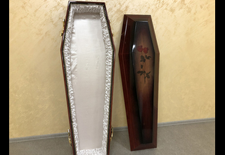 На фото - Деревянный гроб, модель №17 от ритуальной службы ГорСпецРитуал в Орле
