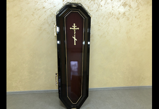 На фото - Деревянный гроб, модель №21 от ритуальной службы ГорСпецРитуал в Орле